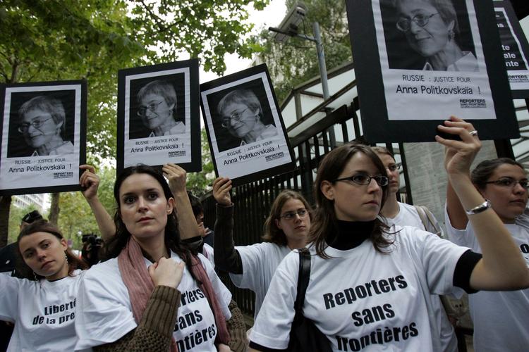 Mordet på Anna Politkovskaja vakte massive internationale protester verden over, her i Paris (arkivfoto) 