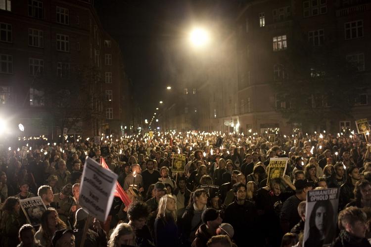 Masser af løbenhavnere var i aftes mødt op for at markere deres utilfredshed med tvangshjemsendelserne af irakiske asylansøgere. Blandt dem Anisette Koppel, som mener, at Danmark er blevet et fascistisk land. 