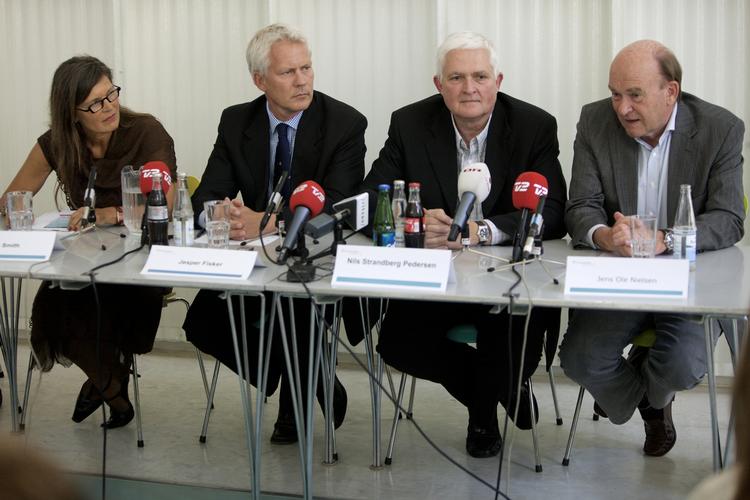 Fire nøglepersoner i den danske bekæmpelse af svineinfluenza samlet til presssemøde tidligere på sommeren. Fv. overlæge Else Smith, Sundhedsstyrelsen, direktør i Sundhedsstyrelsen Jesper Fisker, direktør Nils Strandberg Pedersen, Statens Serum Institut, og overlæge Jens Ole Nielsen, Hvidovre Hospital. (arkivfoto) 