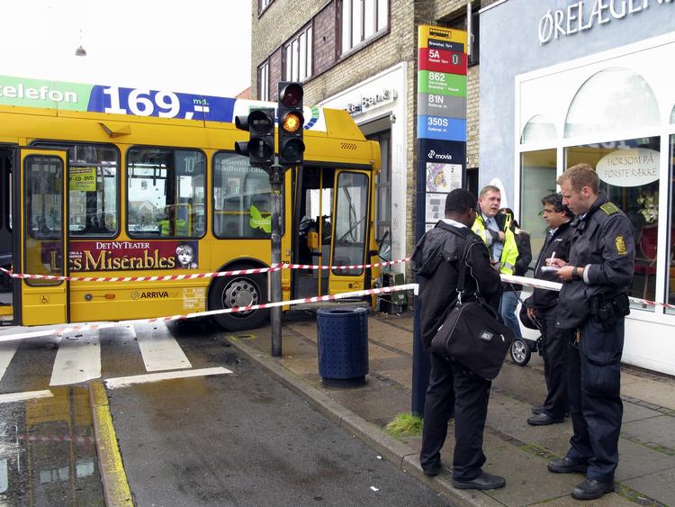 Frederikssundsvej er i øjeblikket spærret af en Movia-bus på afveje. 