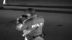 Politiet siger, at det ikke filmede uden for Brorsons Kirke i forbindelse med rydningen af irakerne natten til 13. august. Men hvad laver denne betjent så? 