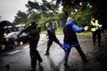 Demonstranterne kastede med brosten efter politiet. 