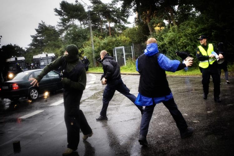 Demonstranterne kastede med brosten efter politiet. 