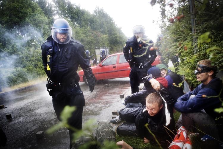 Demonstranterne blokerede vejen med biler. 