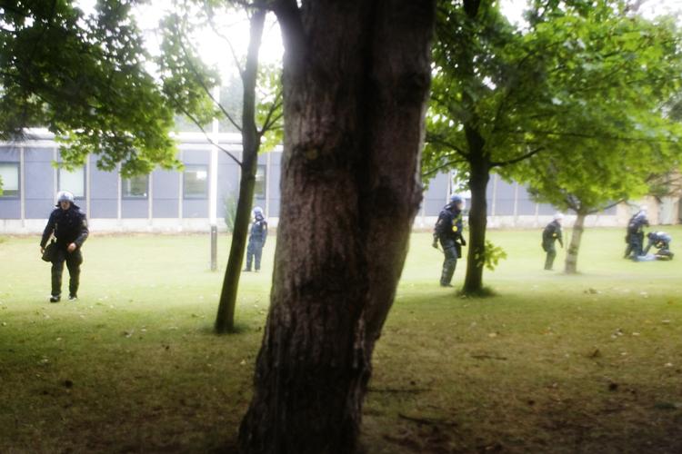 Politiet leder efter de sidste voldelige demonstranter. 