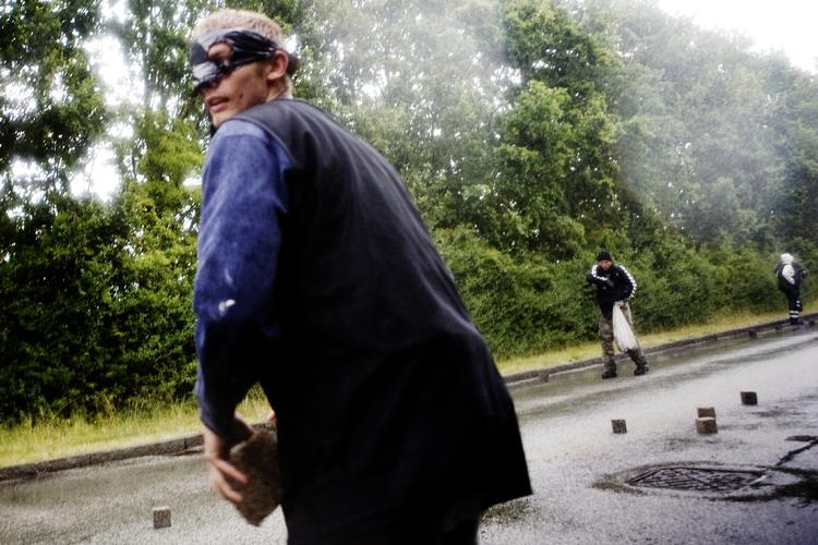 Demonstranterne medbragte sækkevis af brosten. 