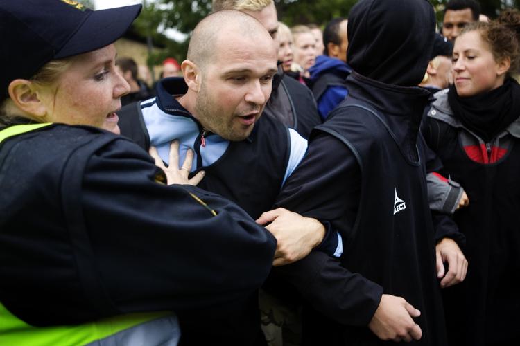 Demonstranterne råbte »politikontrol skaber mere vold«. 
