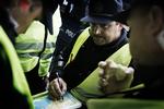 Politiet lægger taktik. 