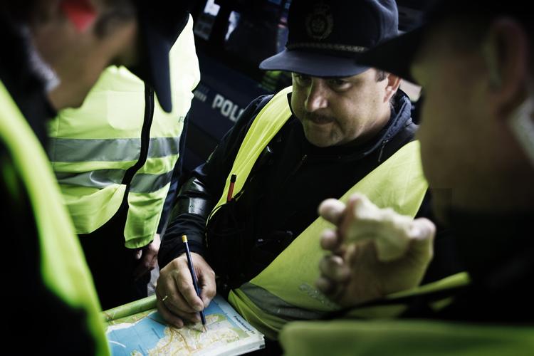 Politiet lægger taktik. 