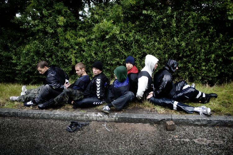 'Anholdte' demonstranter blev låst fast med strips. 