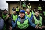 Den fredelige del af demonstrationen valgte at blokere vejen ved at sætte sig ned. 
