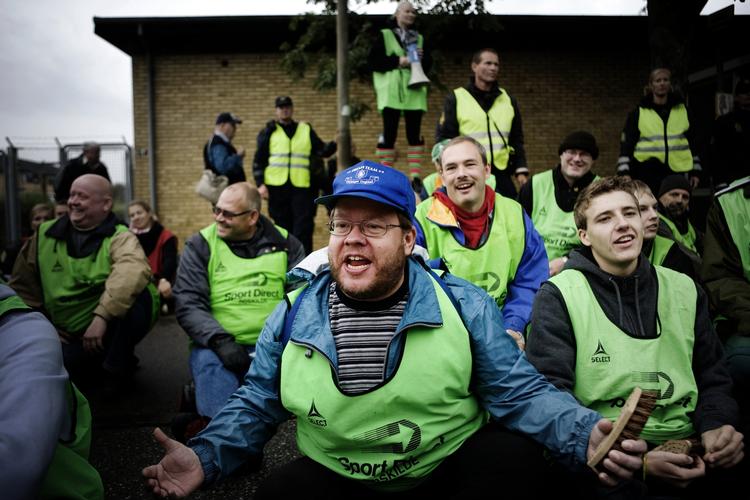 Den fredelige del af demonstrationen valgte at blokere vejen ved at sætte sig ned. 
