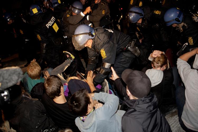 Udenfor kirken gik det voldsom til, da politiet ryddede Brorsons Kirke på Nørrebro. Nu viser én af politiets videoer forløbet inde i kirken. (arkivfoto) 