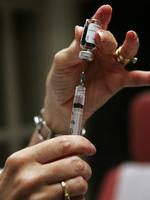 En vaccine imod H1N1 forventes først at være klar til oktober. 