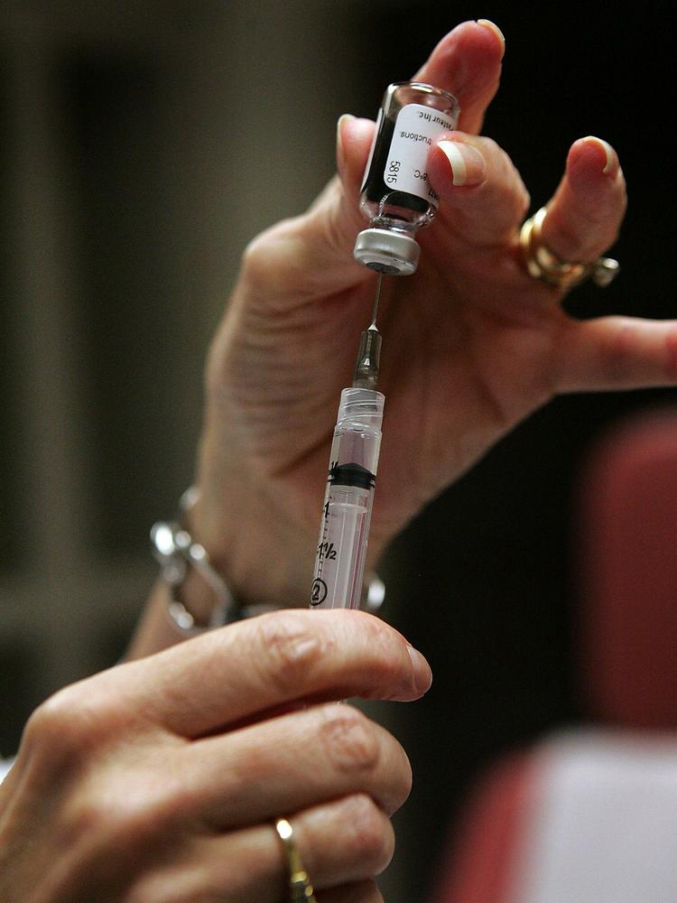 En vaccine imod H1N1 forventes først at være klar til oktober. 