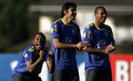 Brasilien har altid leveret stjerner til de europæiske fodboldligaer. Her er det Robinho, Kaka og Luis Fabiano i en træningssituation forud for Brasiliens kamp mod Argentina lørdag nat. 