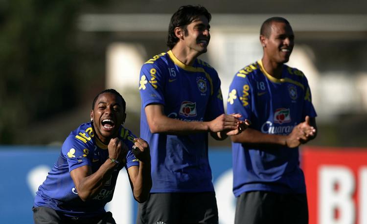 Brasilien har altid leveret stjerner til de europæiske fodboldligaer. Her er det Robinho, Kaka og Luis Fabiano i en træningssituation forud for Brasiliens kamp mod Argentina lørdag nat. 