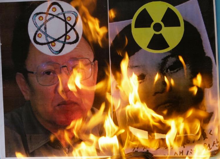 Nordkoreas atomprogram bekymrer ikke mindst naboerne i syd. Billledet er fra en demonstration i Sykdkoreas hovedstad Seul i sidste måned, hvor der bliver brændt billeder af Nordkoreas leder, Kim Jong Il, og hans søn Kim Jong Un. 