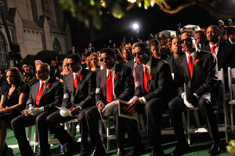 Jackson-famililen ved begravelsen: Janet Jackson, Randy Jackson, Jackie Jackson, Tito Jackson, Jermaine Jackson og Marlon Jackson overværer begravelsen af Michael Jackson. 