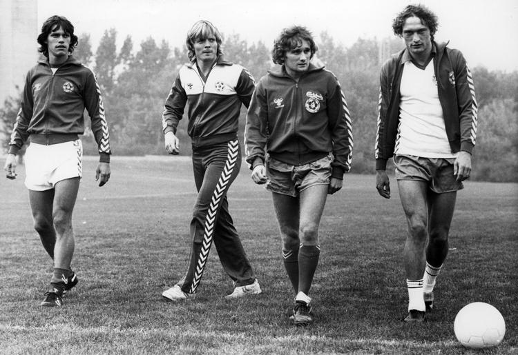 I 1981 var de fire største profiler på det danske landshold Frank Arnesen, Søren Lerby, Allan Simonsen og Preben Elkjær, der her ses dagen inden kampen mod Jugoslavien i Idrætsparken. Arkivfoto. 