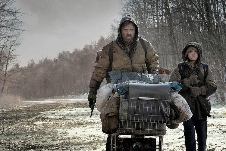 Viggo Mortensen og Kodi Smit-McPhee som far og søn i et trøsteløst undergangslandskab. Det lykkes forbavsende godt at overføre stemningen i Corman McCarthys roman til lærredet. Foto: Venedig Film Festival/Dimension Films 
