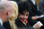 Skuespilleren Elizabeth Taylor, der ofte forsvarede Michael Jackson i de sidste år af hans liv, var også til ceremonien. 