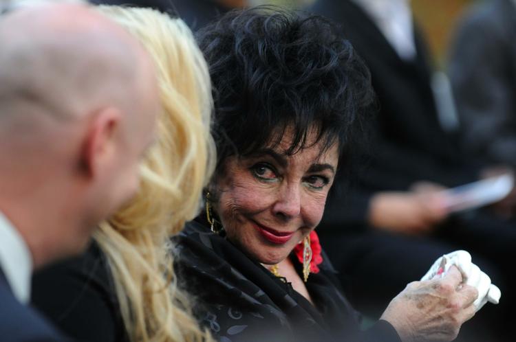 Skuespilleren Elizabeth Taylor, der ofte forsvarede Michael Jackson i de sidste år af hans liv, var også til ceremonien. 