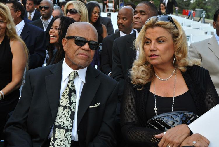 Musikproducerne Berry Gordy og Suzanne De Passe. 