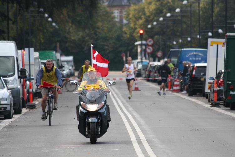 Kurt Gulmann på scooter baner vej for Henrik Them til højre. Niels Jørgen Holdt er på cyklen til venstre. Og bagest kan skimtes løbschef Carsten Gemmer. 