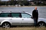 Henrik Lundfold solgte familiens to biler med tab og erstattede dem med en VW Passat, da han blev arbejdsløs. Nu skylder de mere i billån, end den nuværende bil er værd og fik dertil renten på lånet sat op, fordi han som ledig var blevet en dårligere kunde i banken.  Foto: Per Folkver 