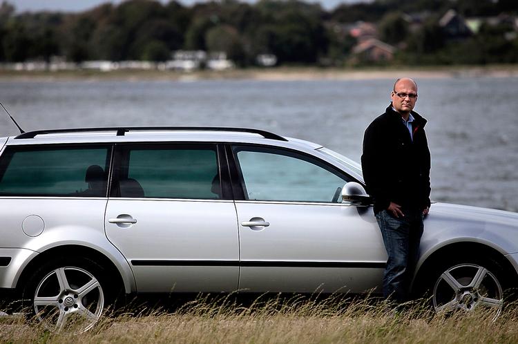 Henrik Lundfold solgte familiens to biler med tab og erstattede dem med en VW Passat, da han blev arbejdsløs. Nu skylder de mere i billån, end den nuværende bil er værd og fik dertil renten på lånet sat op, fordi han som ledig var blevet en dårligere kunde i banken.  Foto: Per Folkver 