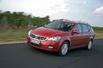 Kia Ceed har fået et nyt design, både som femdørs hatchback og som SW (stationcar, billedet). Og nu går den længere på  literen end før.  Fotos: Kia 