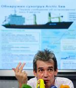 Mikhail Voitenko holdt en pressekonference om det savnede skib Arctic Sea. Nu bliver han truet. 
