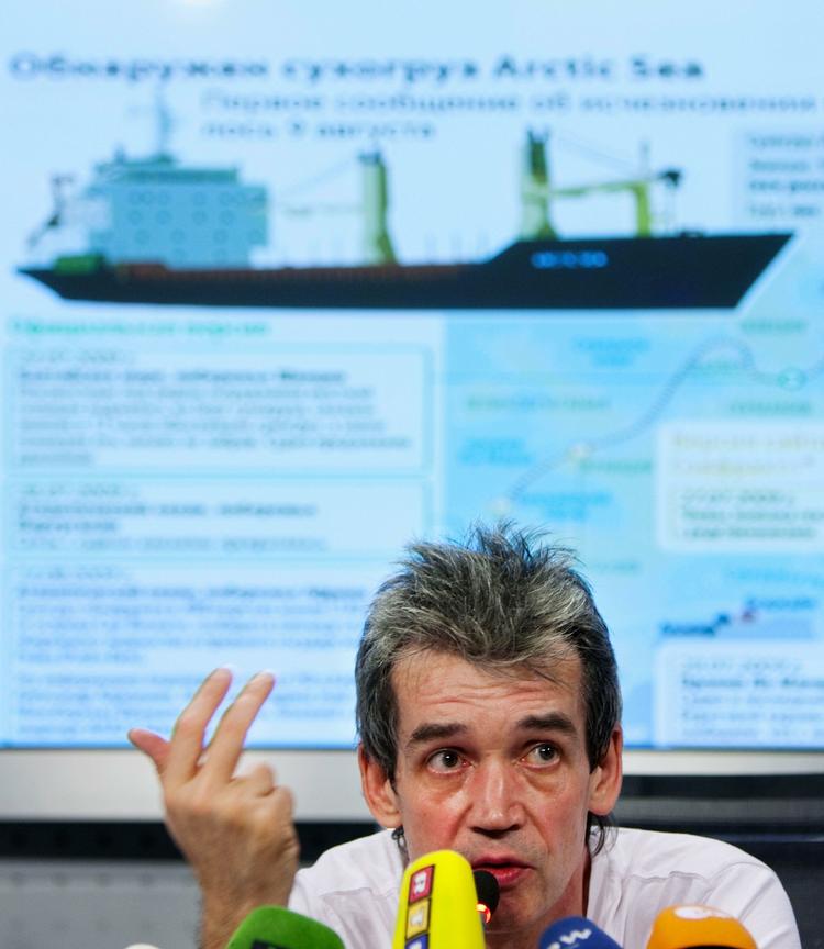 Mikhail Voitenko holdt en pressekonference om det savnede skib Arctic Sea. Nu bliver han truet. 