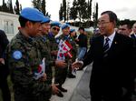 FN's generalsekreæt Ban Ki-moon hilser på sydkoreanske FN-soldater i Libanon. Nu bidrager Danmark også med soldater til UNIFIL-styrken. Arkivfoto. 