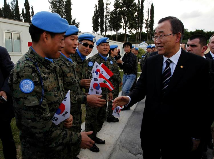 FN's generalsekreæt Ban Ki-moon hilser på sydkoreanske FN-soldater i Libanon. Nu bidrager Danmark også med soldater til UNIFIL-styrken. Arkivfoto. 