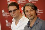 Instruktør Nicolas Winding Refn og hans hovedrolleindehaver Mads Mikkelsen poserer for fotograferne på filmfestivalen i Venedig. På pressemødet for 'Valhalla Rising' var der dog ikke meget interesse for det danske islæt. Noget lignende skete for Mads Mikkelsen, da han i maj gjorde reklame for 'Coco Chanel &amp; Igor Stravinsky' på festivalen i Cannes. 