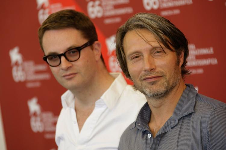 Instruktør Nicolas Winding Refn og hans hovedrolleindehaver Mads Mikkelsen poserer for fotograferne på filmfestivalen i Venedig. På pressemødet for 'Valhalla Rising' var der dog ikke meget interesse for det danske islæt. Noget lignende skete for Mads Mikkelsen, da han i maj gjorde reklame for 'Coco Chanel &amp; Igor Stravinsky' på festivalen i Cannes. 