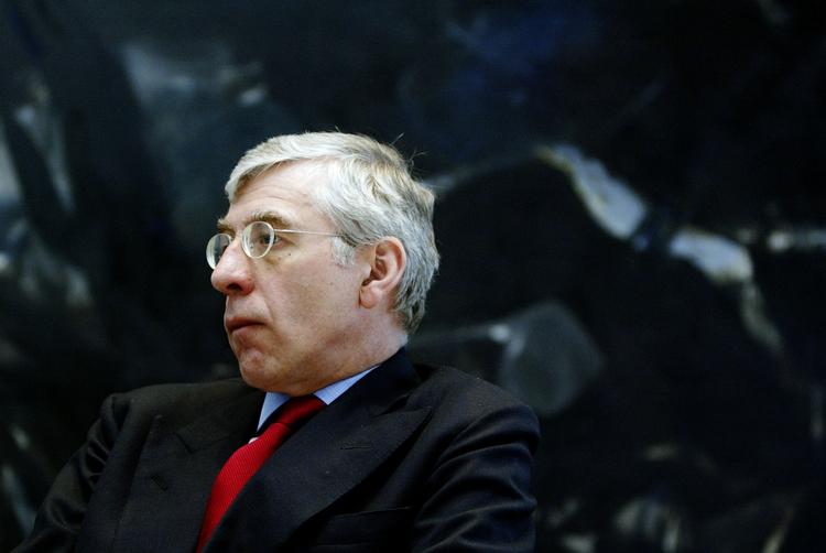 Den britiske justitsminister Jack Straw indrømmer, at olie var den del af grunden til at Lockerbie-terroristen i sidste måned blev løsladt fra sin livstidsdom. 