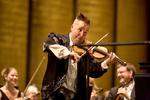 Nigel Kennedy holdt tungen lige i munden og hanekammen nogenlunde højt. Det var sjovt, da han begyndte at provokere for 20 år siden. Nu er det hele ligesom set og hørt før.  Foto: Thea Grav Rosenberg 