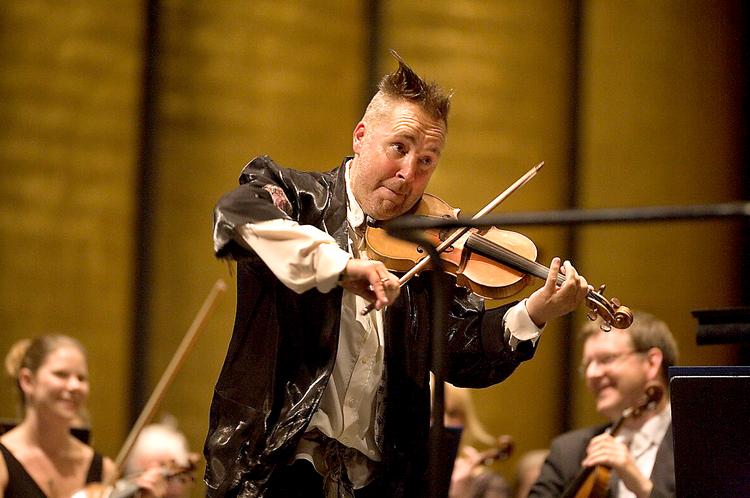 Nigel Kennedy holdt tungen lige i munden og hanekammen nogenlunde højt. Det var sjovt, da han begyndte at provokere for 20 år siden. Nu er det hele ligesom set og hørt før.  Foto: Thea Grav Rosenberg 