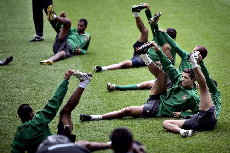 Cristiano Ronaldo og holdkammeraterne under træningen i Parken fredag eftermiddag. 