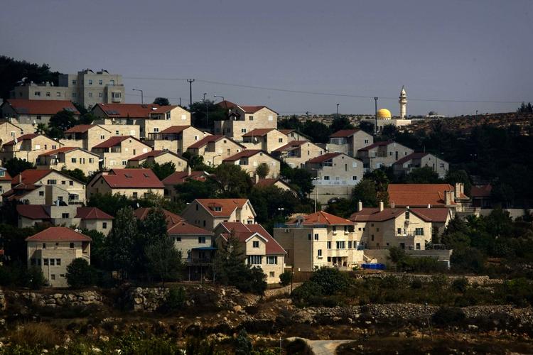 Den israelske regering vil bygge hundredevis af nye bebyggelser i bosættelser inden et midlertidigt byggestop træder i kraft. På billedet ses bosættelsen Beitar Ilit på den besatte Vestbred 