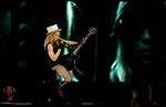 Madonna giver den gas på scenen i Tel Aviv i tirsdags. 