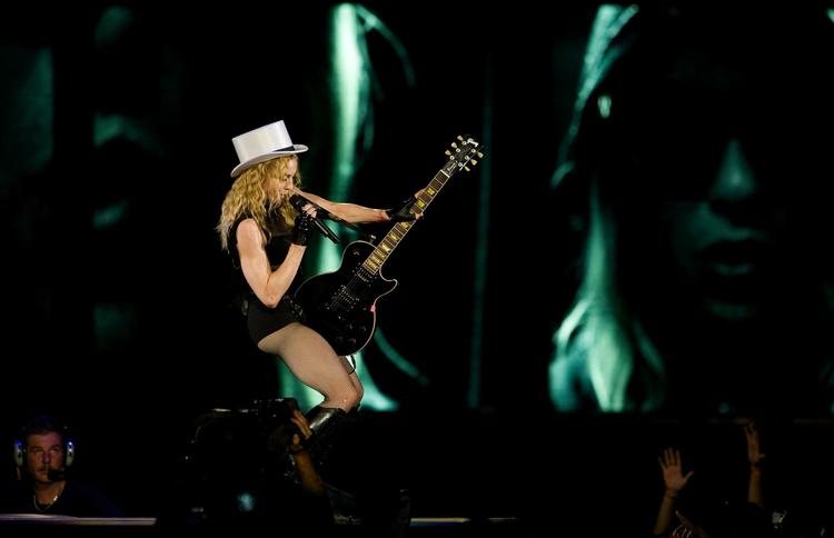 Madonna giver den gas på scenen i Tel Aviv i tirsdags. 