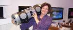 Annette Rasmussen fra JVC har svunget den klasiske ghettoblaster op på skulderen. 
