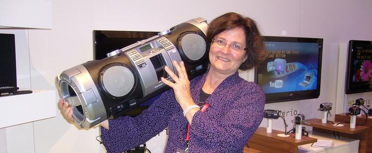 Annette Rasmussen fra JVC har svunget den klasiske ghettoblaster op på skulderen. 