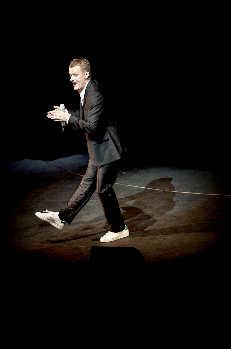 Frank Hvam er energisk og charmerende på en scene, men også knivskarp. Foto: Joachim Adrian 