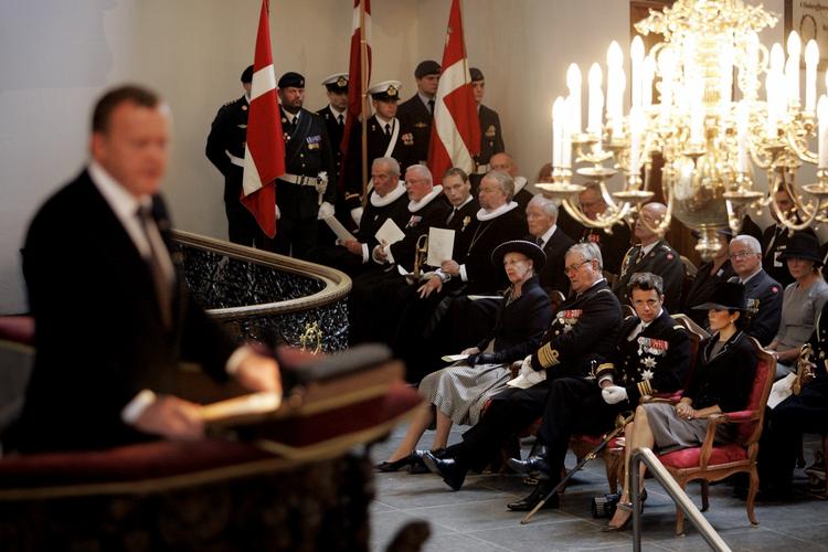 Statsminister Lars Løkke Rasmussen og den kongelige familie deltog i den første flagdag for faldne danske soldater siden Anden Verdenskrig. 