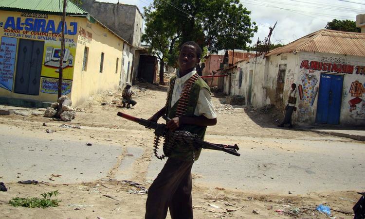 Islamistisk oprører fotograferet i Somalias hovedstad Mogadishu. Regeringen siger nu, at de har lavet aftaler mere flere af oprørsgrupperne. 